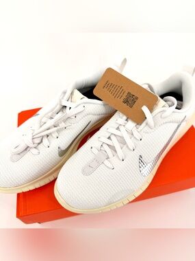 Nike Flex Experience Run 12 White Metallic Silver Women’s 6 NWT